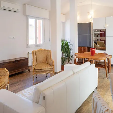 Upscale In With Balcony 萨韦纳河畔圣拉扎罗